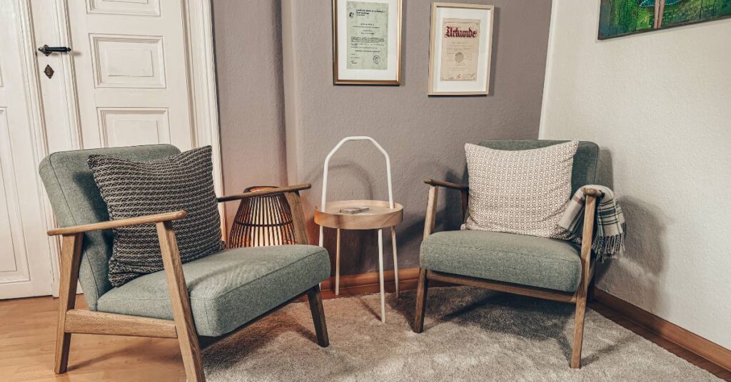 Gesprächsraum der Praxis für Psychotherapie in Dresden mit zwei Stühlen und Tisch