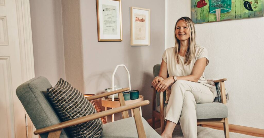 Heilpraktikerin für Psychotherapie Ulrike Werner in ihrer Praxis in ruhiger Atmosphäre zum Thema Angst verstehen